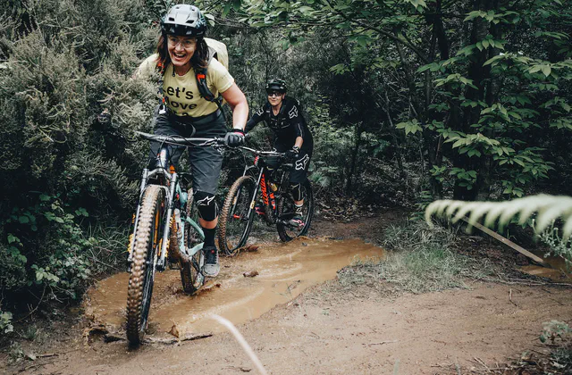 Mountain biker nel bosco: foto illustrativa della pratica MTB, scattata a Finale Ligure